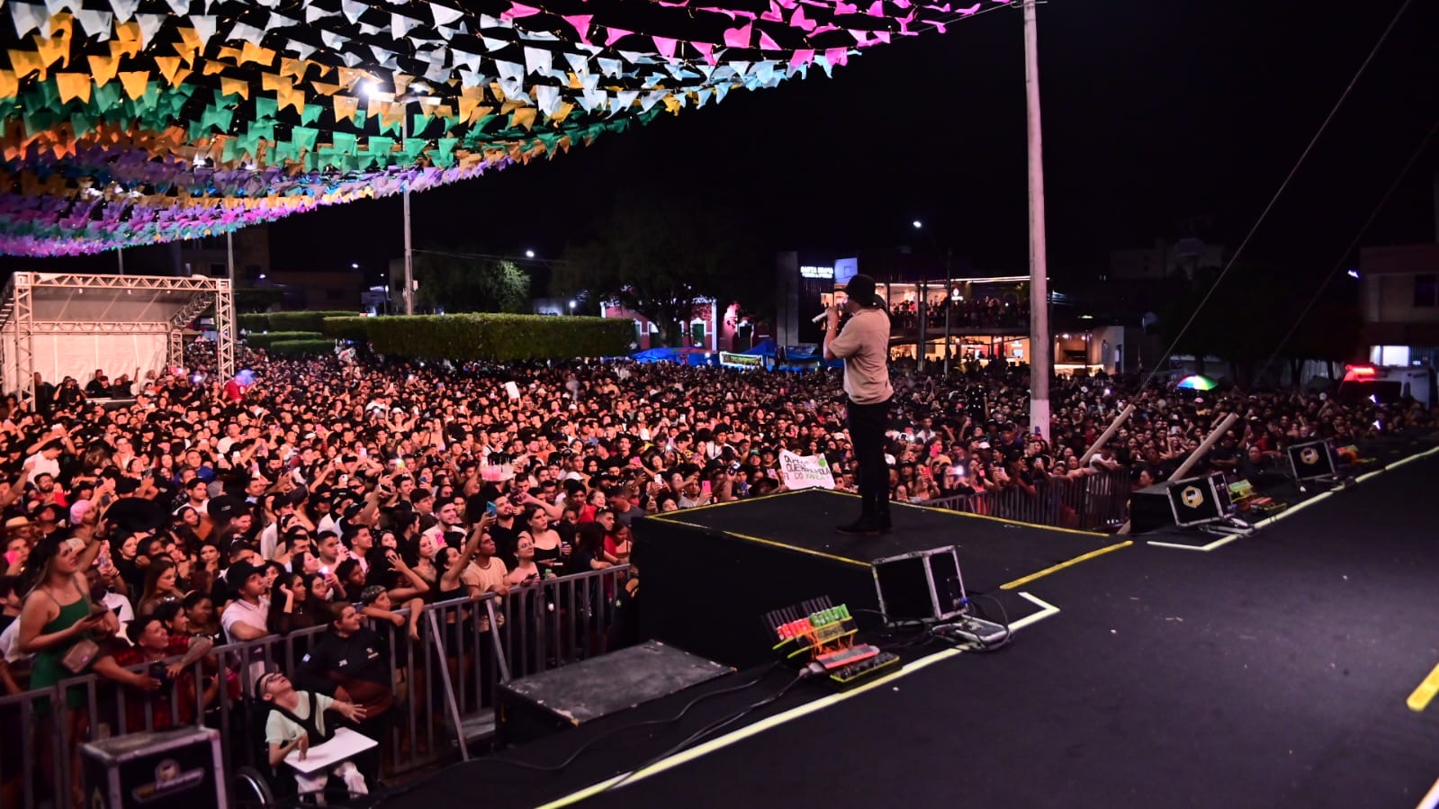 Quixadá Junino supera expectativas e reúne mais de 20 mil pessoas na Praça José de Barros