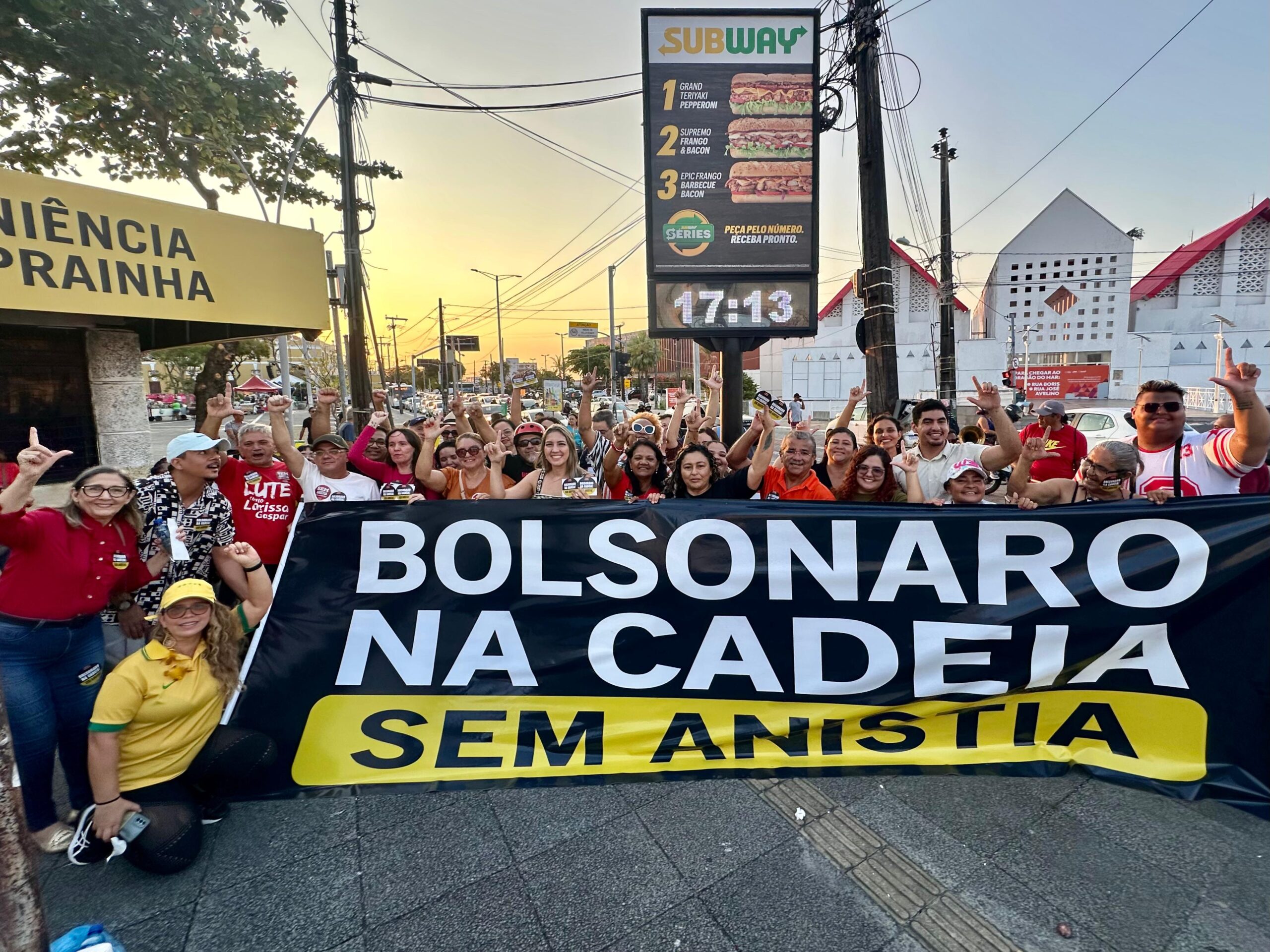 Deputada Larissa Gaspar lidera ato em Fortaleza: “Bolsonaro na Cadeia, Sem Anistia”