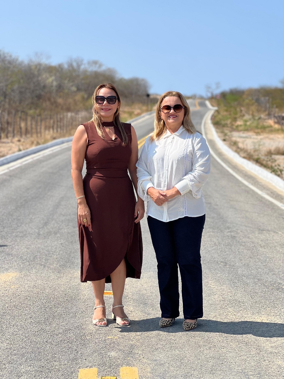 Prefeita Márcia Zomin entrega asfalto histórico no distrito de Codiá e homenageia Valdevino Alves Bezerra